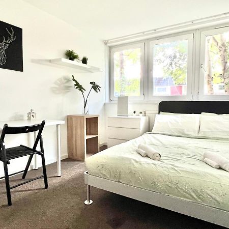 Private Bedrooms In A Flat! Home Away From Home! Shared Bathroom Лондон Екстериор снимка