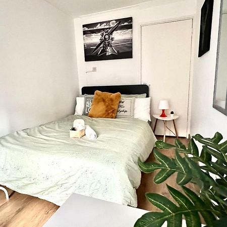 Private Bedrooms In A Flat! Home Away From Home! Shared Bathroom Лондон Екстериор снимка