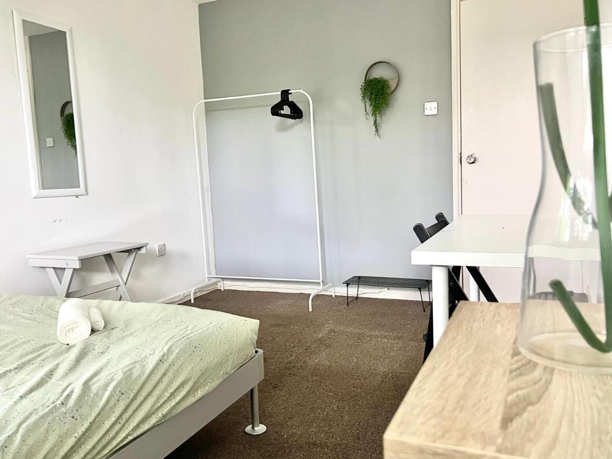 Private Bedrooms In A Flat! Home Away From Home! Shared Bathroom Лондон Екстериор снимка