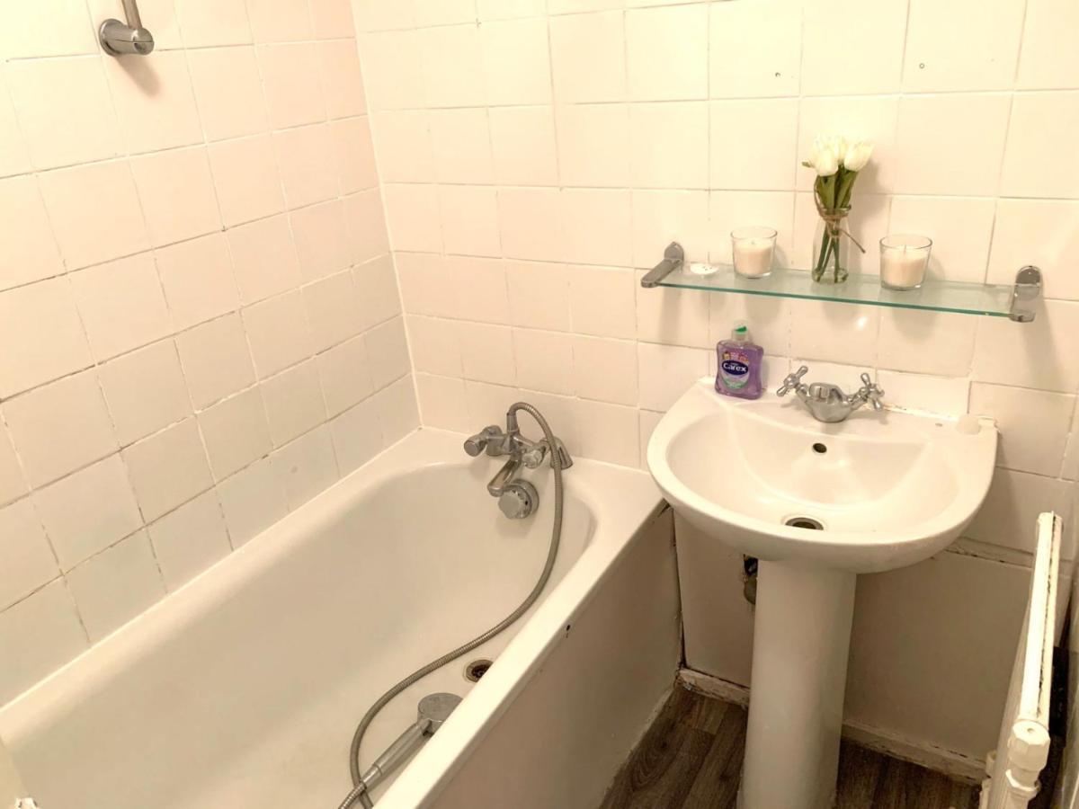 Private Bedrooms In A Flat! Home Away From Home! Shared Bathroom Лондон Екстериор снимка