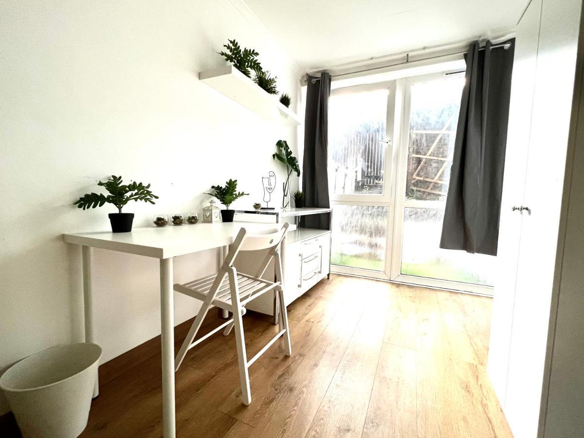 Private Bedrooms In A Flat! Home Away From Home! Shared Bathroom Лондон Екстериор снимка