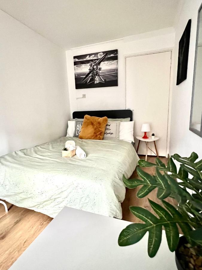 Private Bedrooms In A Flat! Home Away From Home! Shared Bathroom Лондон Екстериор снимка